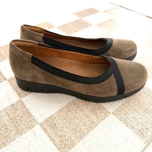Clarks 7.5 Women's Tan Black Suede Flats Wedges round toe Comfort